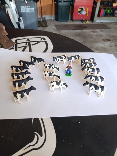 Lot 17 Ertl 1:64 Holstein Black White Dairy Milk Cows Cattle Farmer Farm Scene