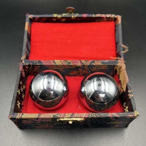 2 chinesische Baoding Musikkugeln aus Metall - Hand/Handgelenk Stressabbau in Blumenbox