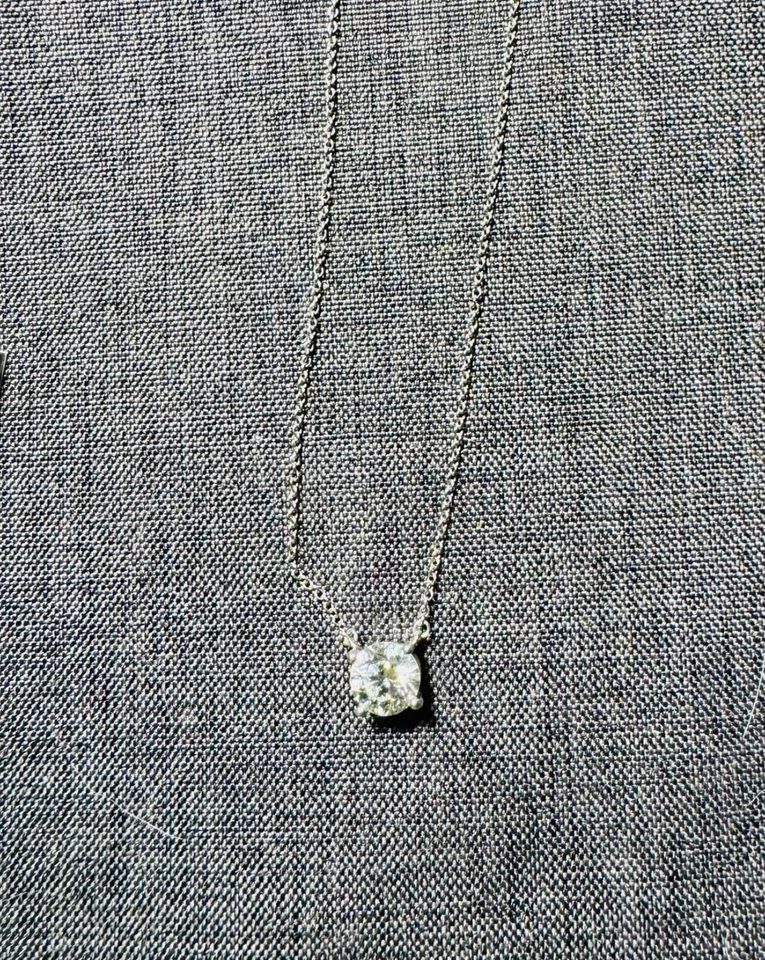 Collar Tiffany & Co. con diamante de 1,27 quilates internamente impecable Foto 3 de 4