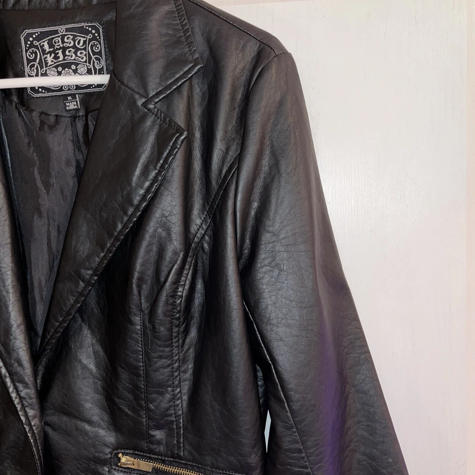 Женская черная кожаная куртка - Изображение 2 из 4