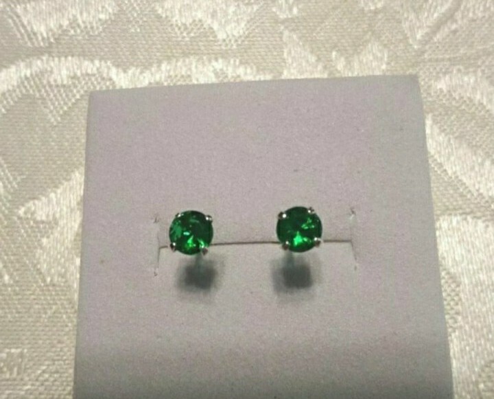 0.4 Ctw lab created round emerald Stud Earrings - image 2