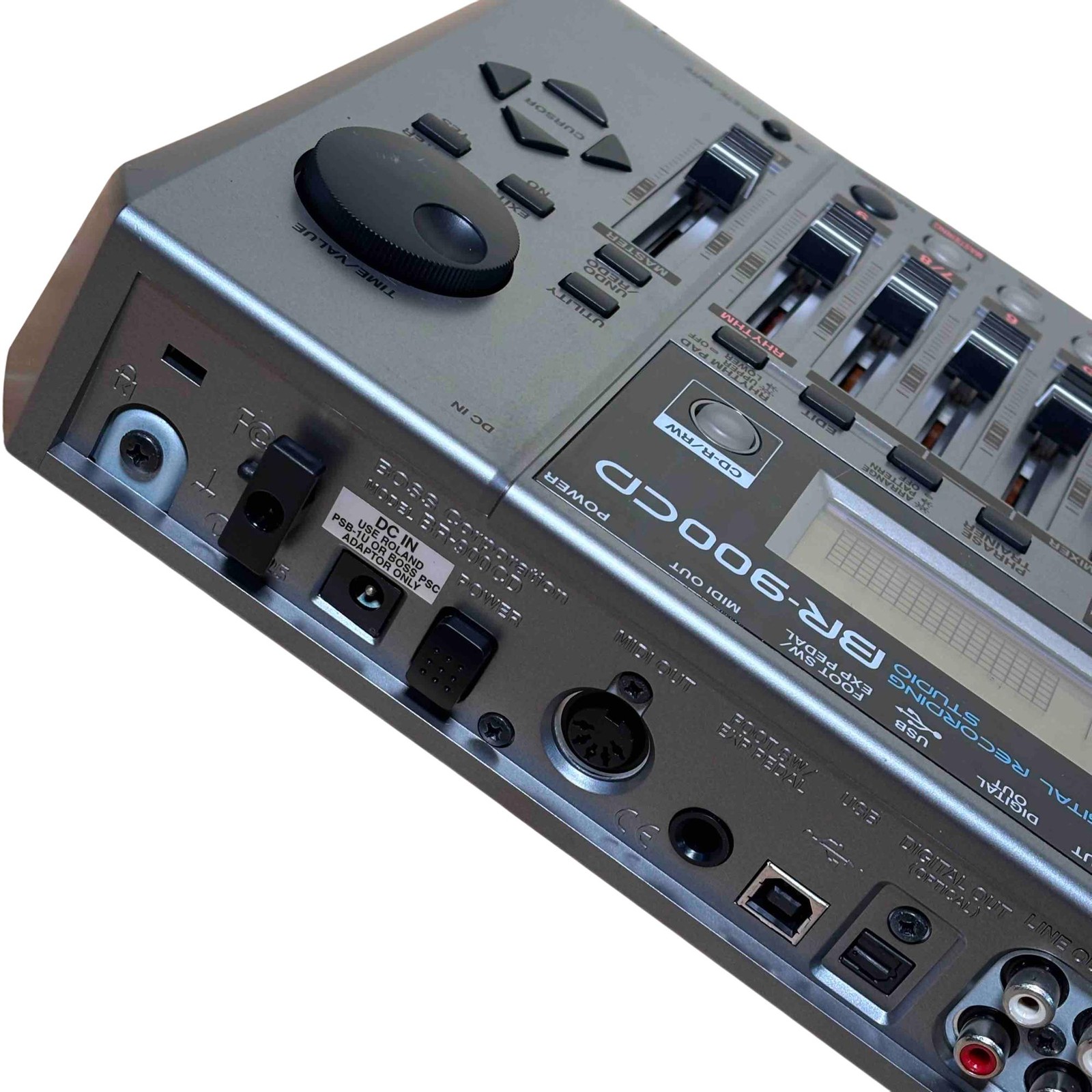 BOSS Audio BR-900CD 8 Physical Tracks/64 Total V-Tracks Digital Recording Studio