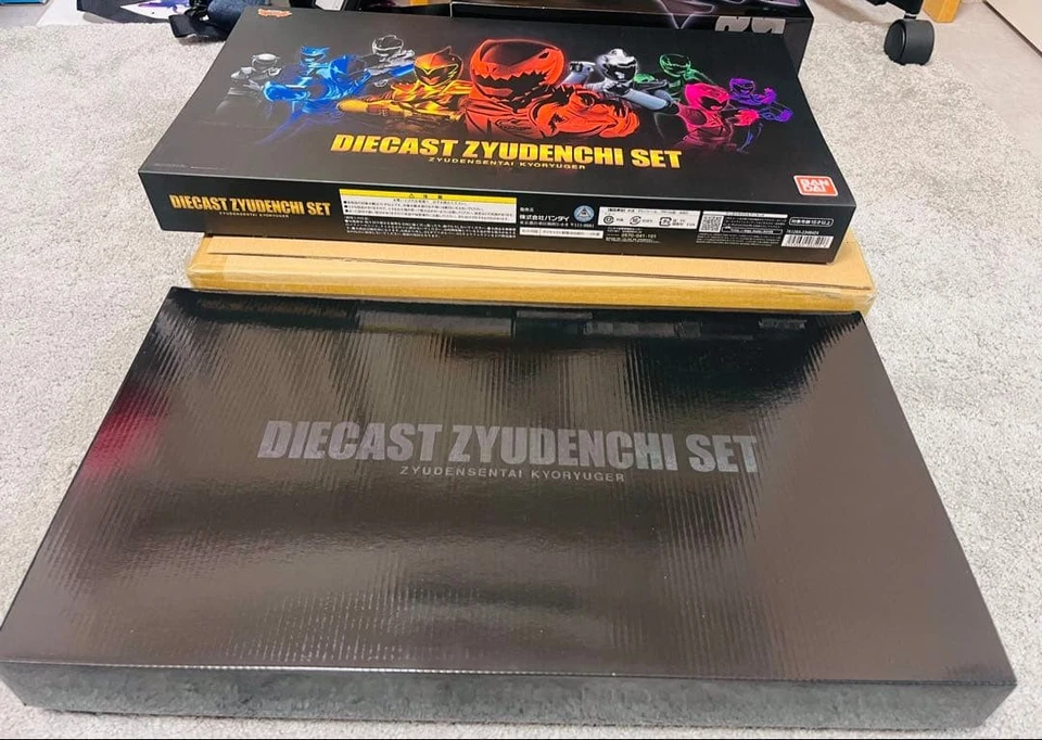 Juego BANDAI Megazord Power Rangers Dino Charge Kyoryuger DX Diecast Zyudenchi Foto 3 de 4