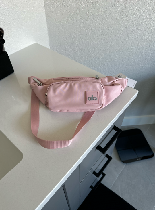 Alo Yoga Explorer Belt Bag in Pink - Crossbody Fanny Pack NWT 2025 Edition
