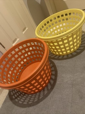 Vtg 2 Rubbermaid Round RoughNeck Weave Heavy Duty Laundry Baskets Orange Yellow