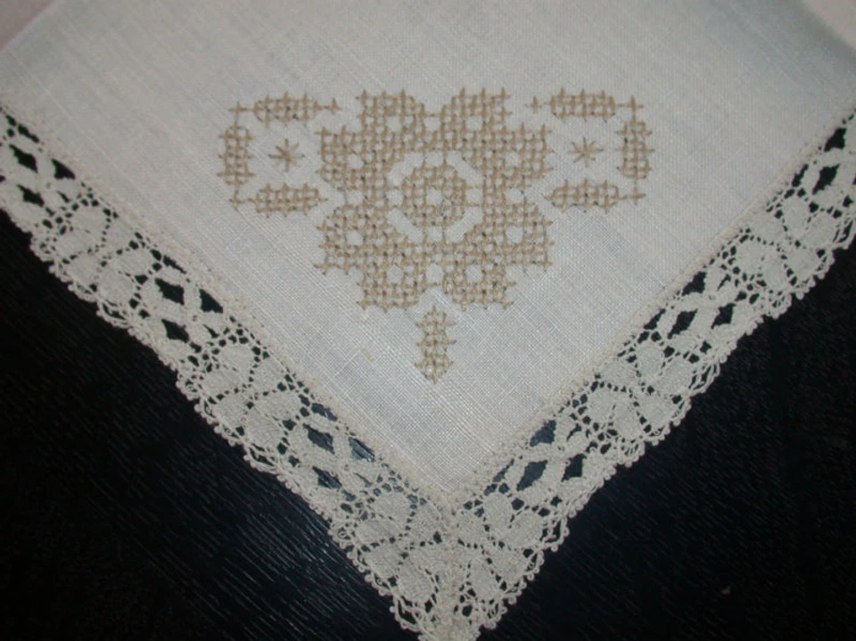 Linen Embroidered Flower Tablecloth Napkins w/Schiffli - Image 3 of 4