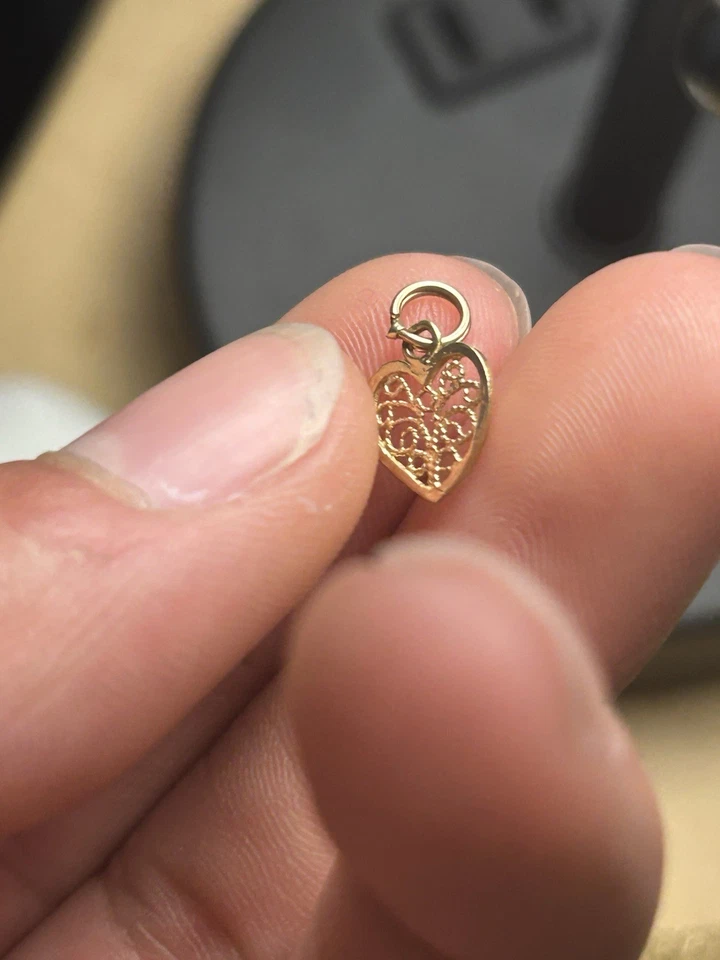 Colgantes de corazón de oro macizo de 14k. .2 gramos Foto 4 de 4