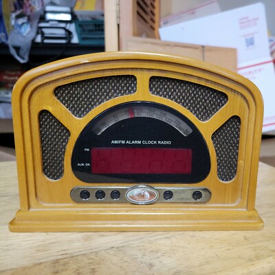 RCA Victory Vintage-looking AM/FM Clock Radio Battery Backup 9  Wide 6  Tall