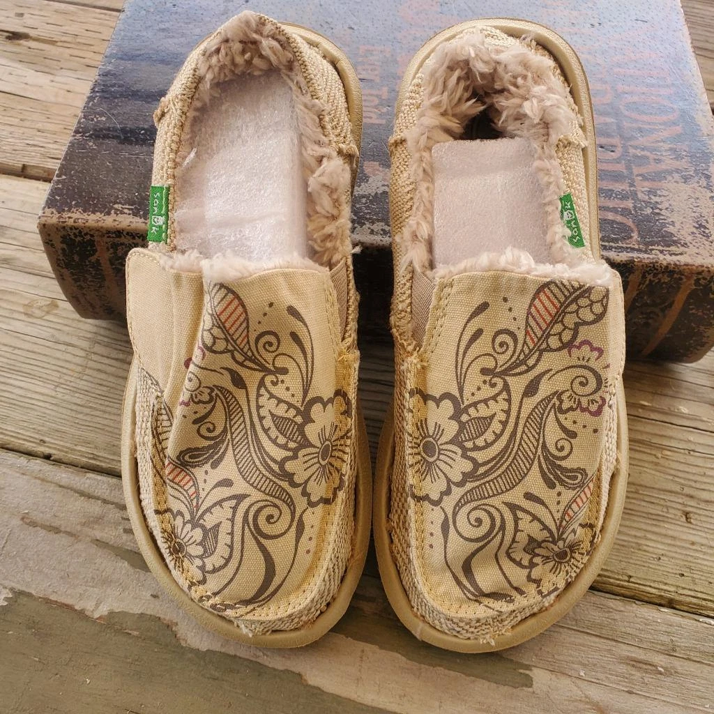 Sanuk clearance half sizes