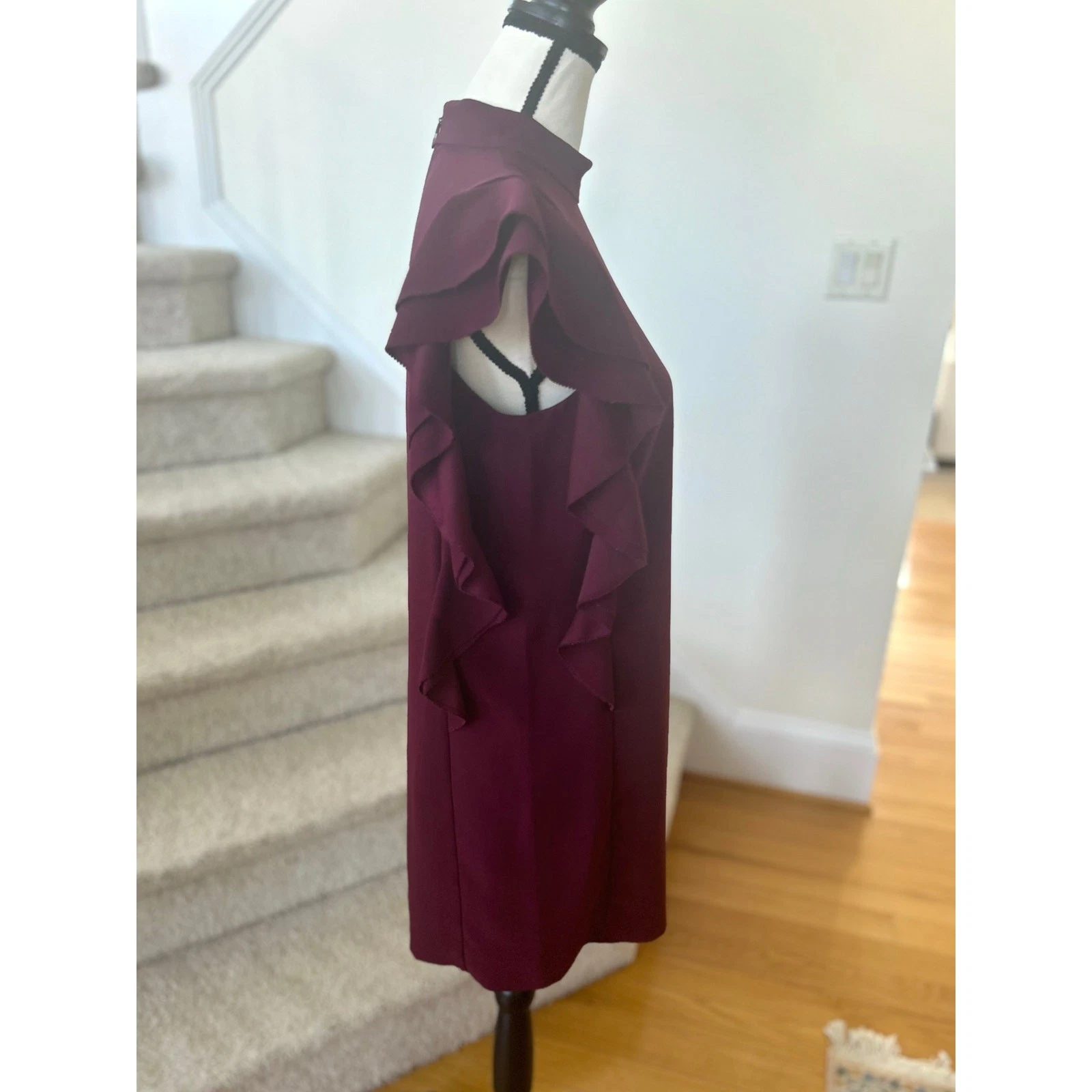 Abito Kate Spade rosso bordeaux in crepe finto collo con volant a tubino