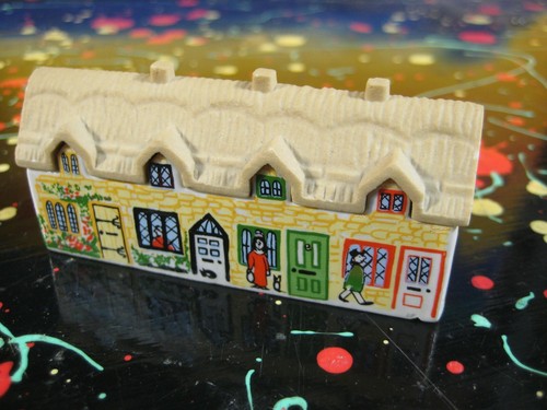 Jubilee Terrace Wade Whimsey-iin-the-Vale Miniature Porcelain Row House England - Picture 1 of 4