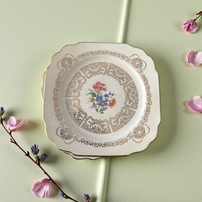 Vintage Union Made Queen Anne Warranted 22K Gold Decorative Plate 7.5 Set Of 4