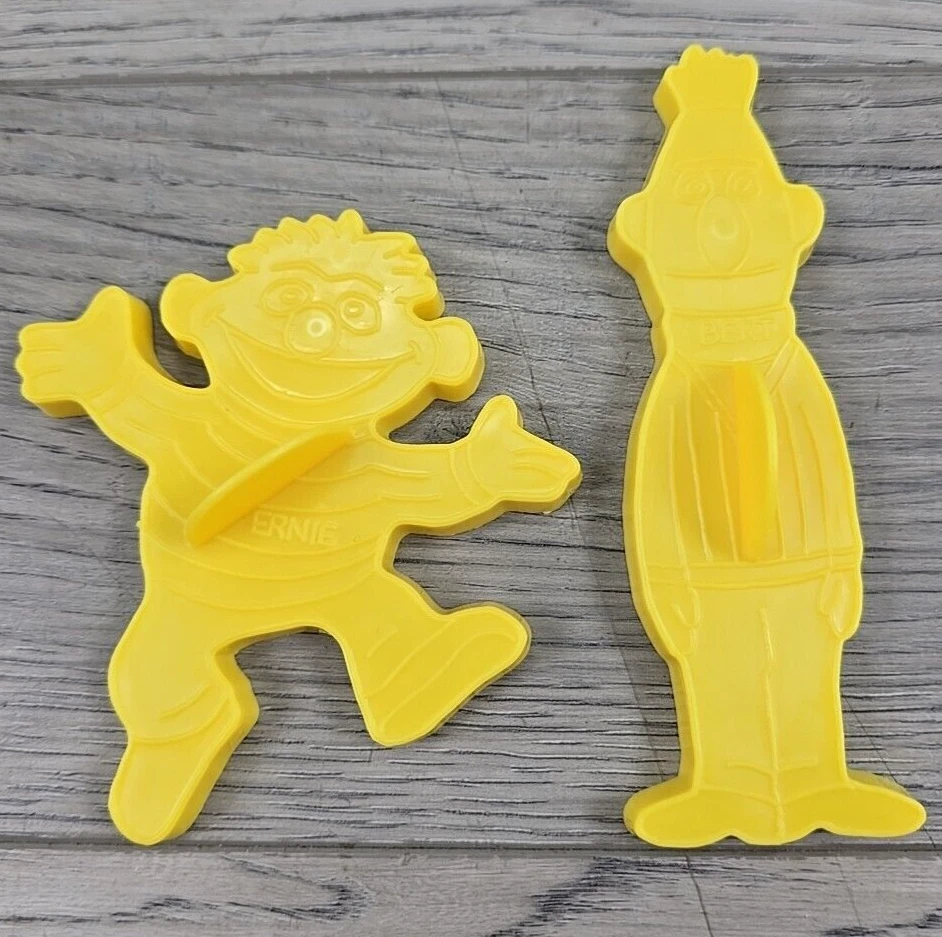 Vtg Wilton Sesame Street Yellow Cookie Cutters - Big Bird, Cookie Monster, Bert - Image 3 of 4