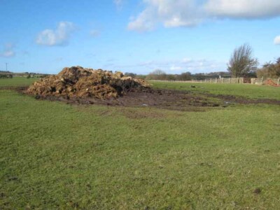 Foto 6x4 Muckhaufen bei Pondfield Villa Castleside \/NZ0848 um 2007