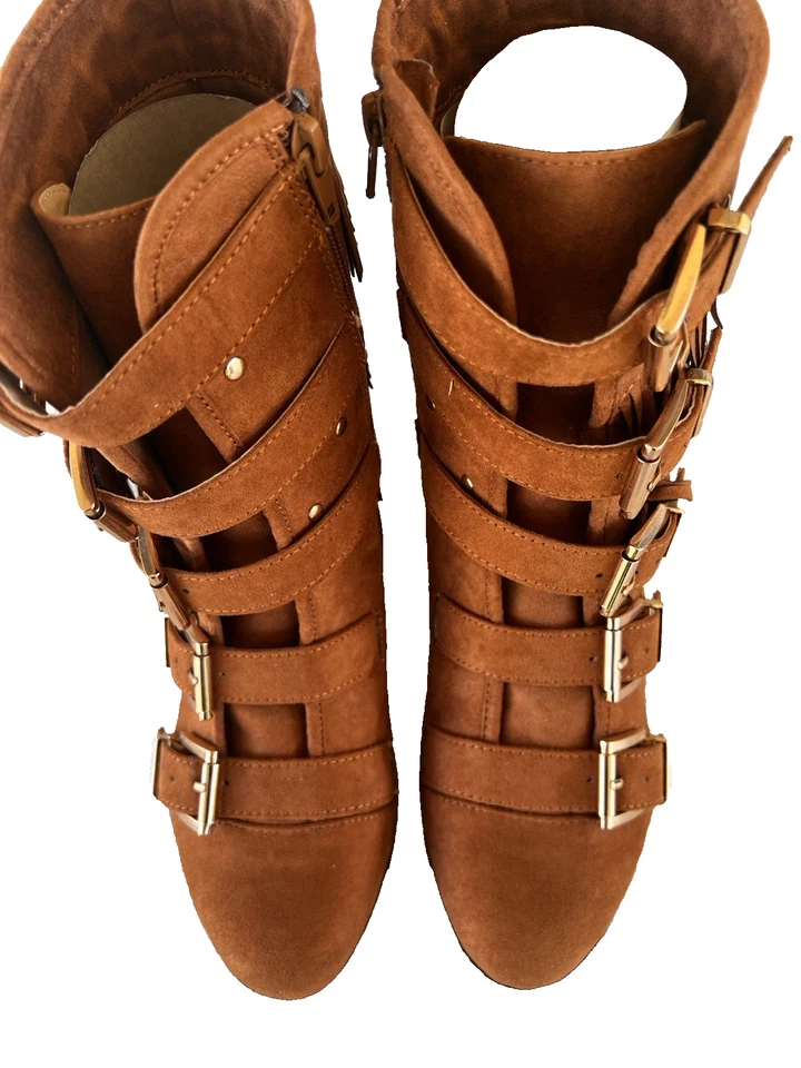 Joan Boyce Chestnut Brown Suede Fringe Moccasin Style Gold Buckle Boots Sz 6.5M - Image 3 of 4