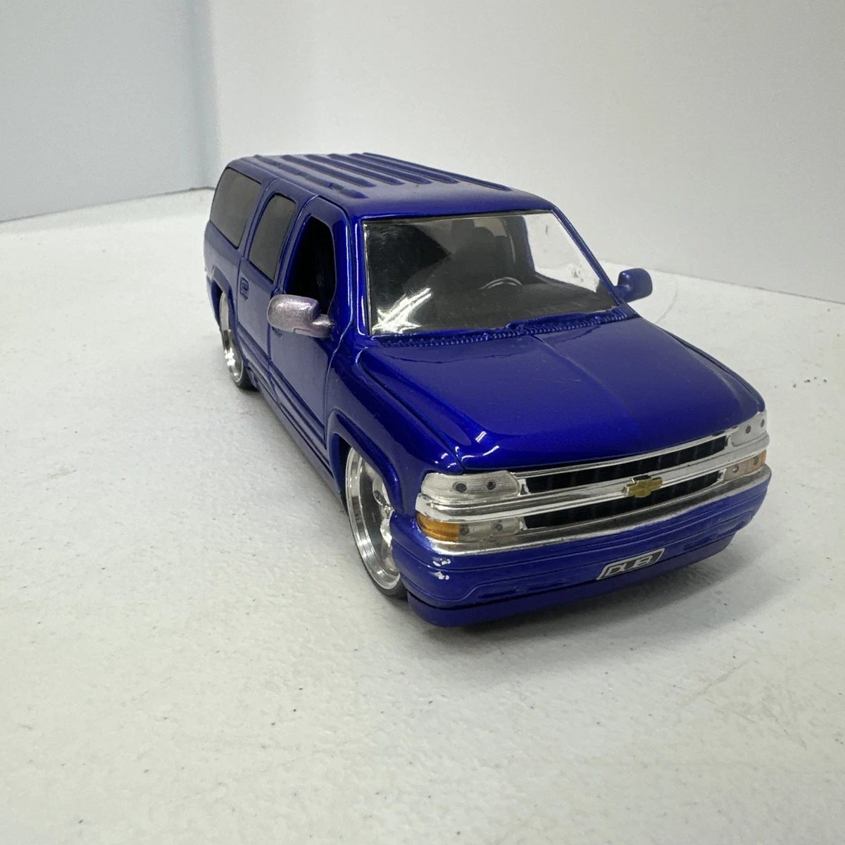 Chevrolet Suburban 1:24 Contemporary Manufacture Diecast Cars