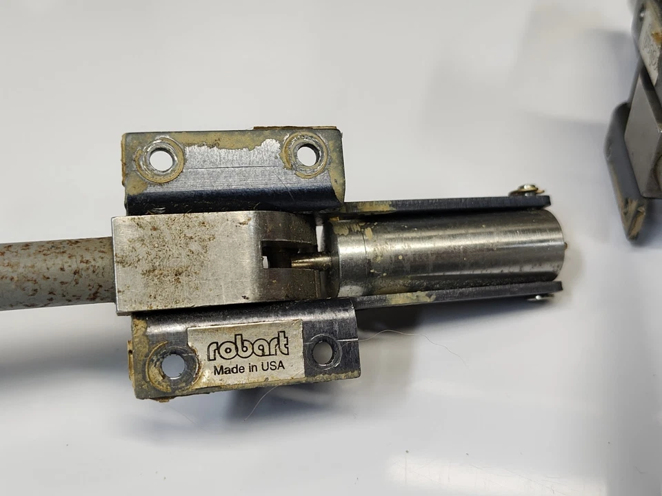 ROBART RC AIRPLANE RETRACTS AND LANDING GEAR LOT OF (10) PIECES B25 Hangar 9 - Image 4 of 4