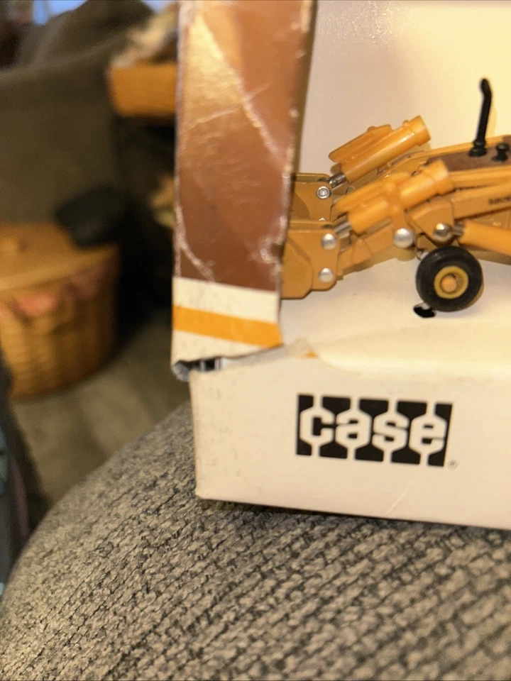ERTL CASE 580 Super E Loader Backhoe, NIB, 1/64 Box Damaged - Image 2 of 4