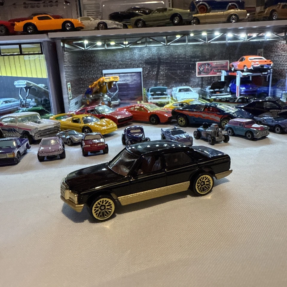 Винтажный 1981 Hot Wheels 380 SEL Mercedes черный и золотой россыпью 1:64 - Изображение 2 из 3