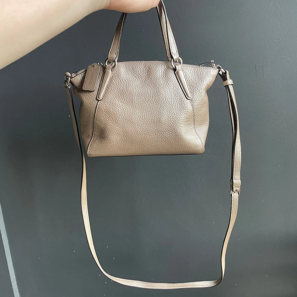 Auténtico bolso pequeño Coach dorado beige de cuero metálico F29539 Foto 2 de 4