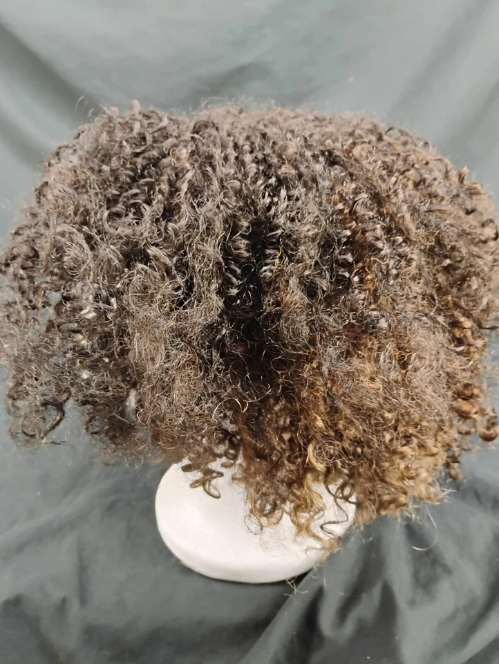 Peluca corta Carefree Cutie Lizzie marrón con reflejos Foto 4 de 4