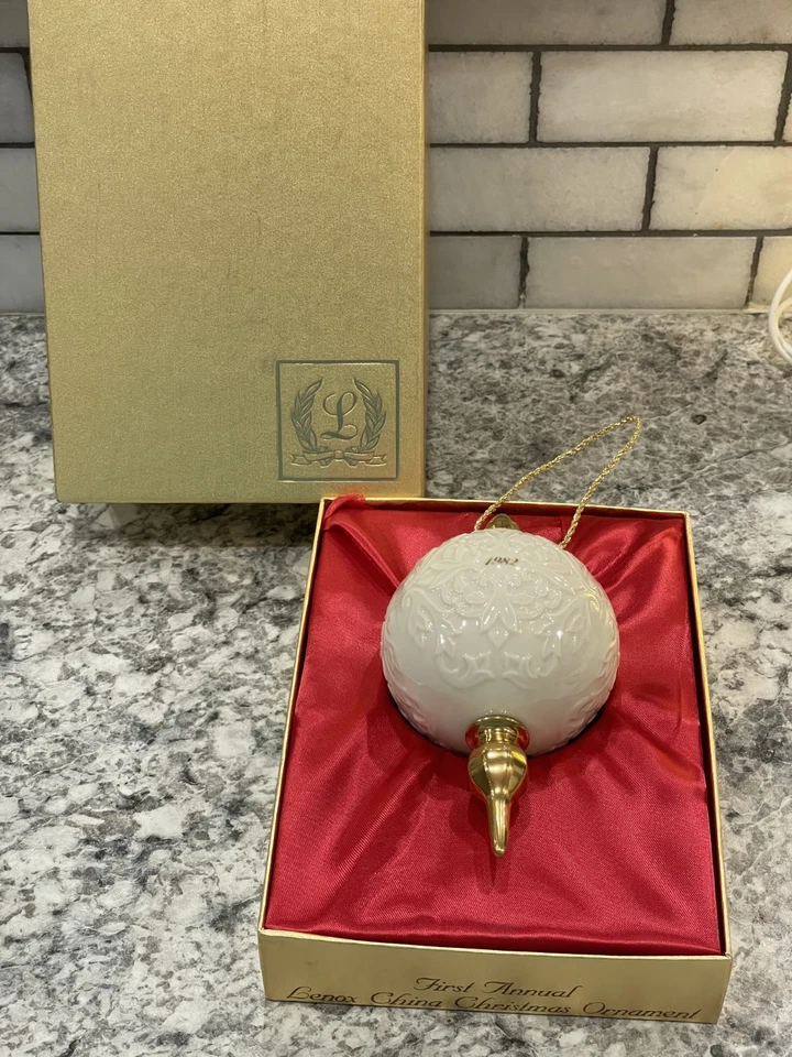 1982 Lenox Primer Adorno Anual de Navidad Bola Aguja, China Tono Marfil con 24 K Foto 3 de 4