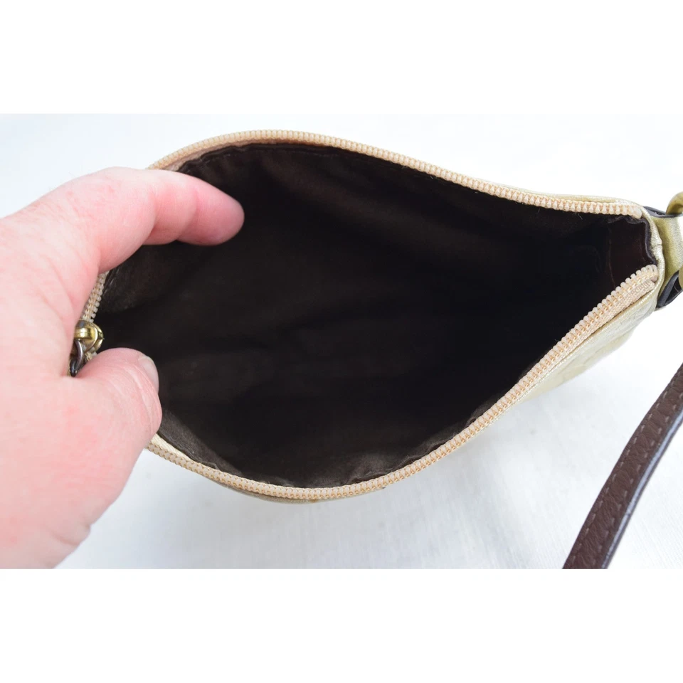 Bolso Muñequera Coach Signature C Monograma Cuero Metálico Dorado Tostado Foto 3 de 4