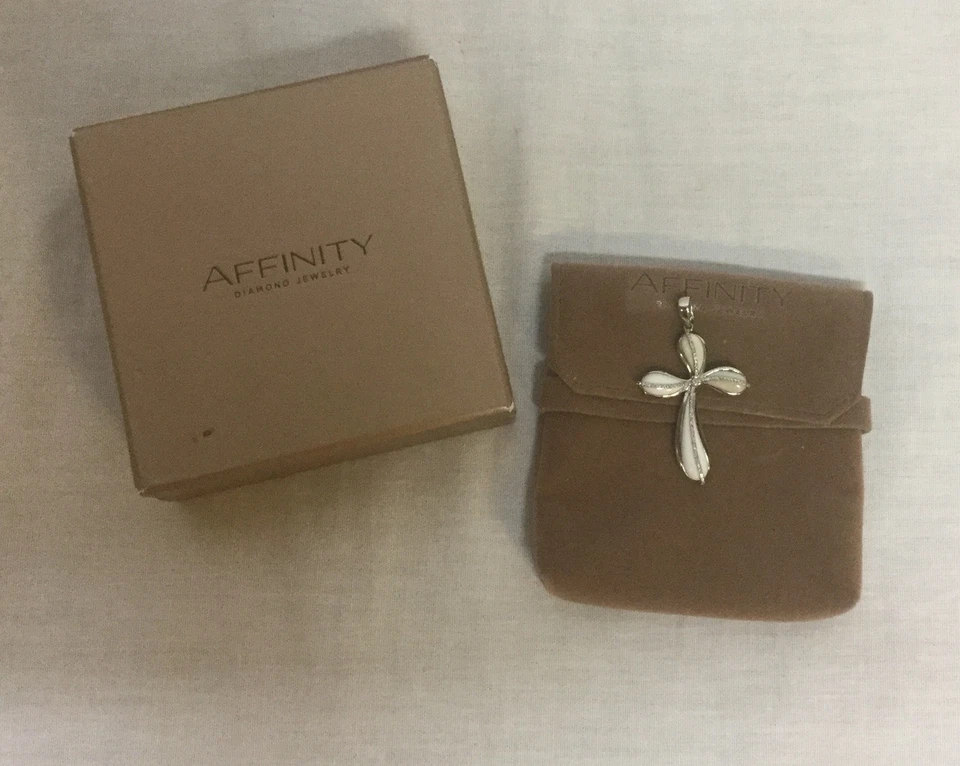 Cruz Affinity de Ley, Vidrio Blanco con 83 Diamantes Cruz con Caja y Bolsa Foto 2 de 4