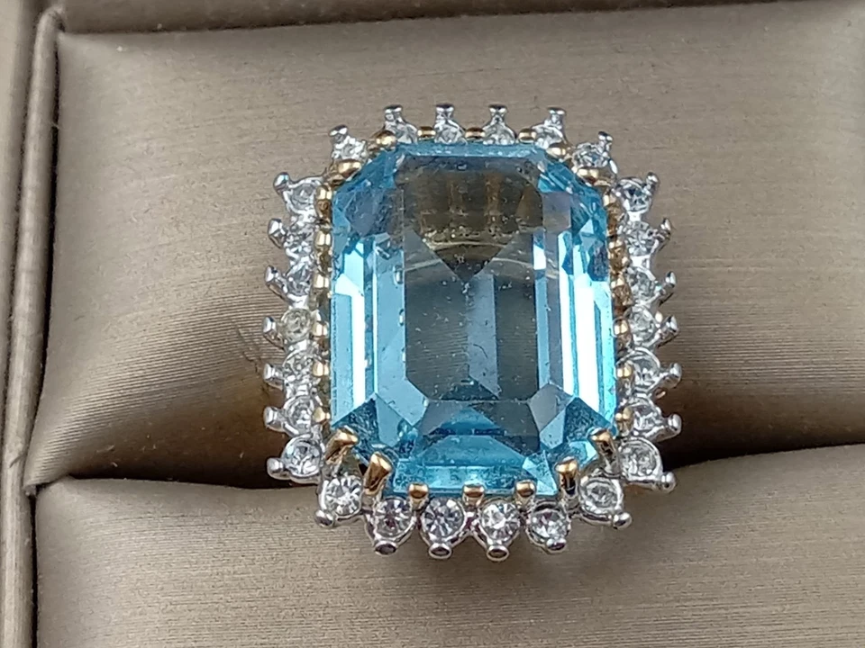 Anillo de placa de oro con topacio azul ovalado facetado y circonitas blancas circundantes: talla 5,5 Foto 2 de 4