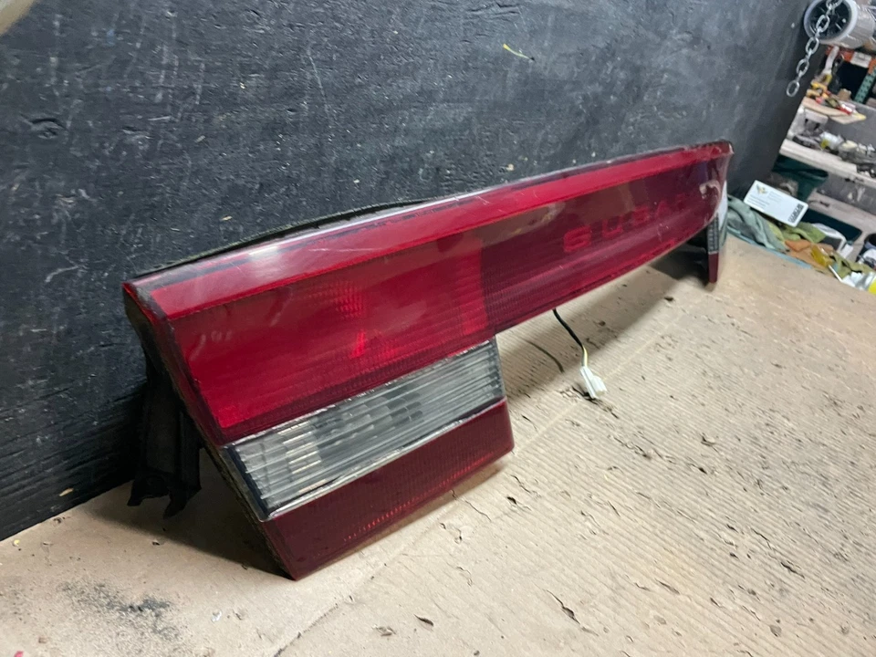 Panel de luz trasera central maletero sedán Subaru Legacy 2000 a 2004 4 puertas OEM T9679 DG Foto 3 de 4