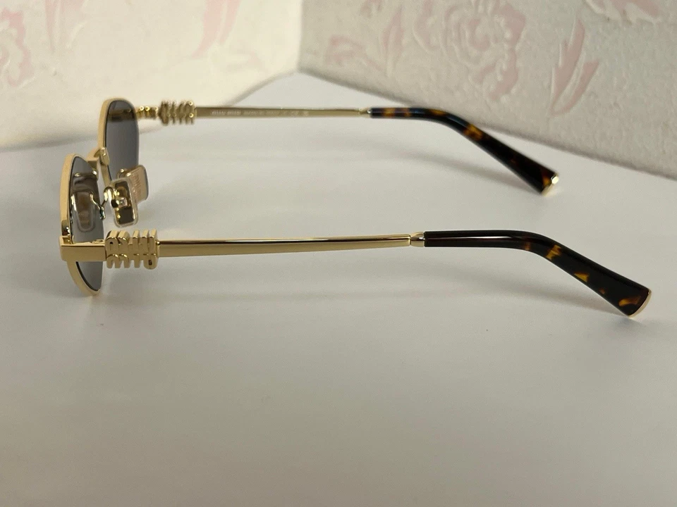 con etiquetas MIU MIU MU 56ZS 5AK09Z Lente Dorado Gris Oscuro Diseñador Mujer Cantada G1N Foto 4 de 4