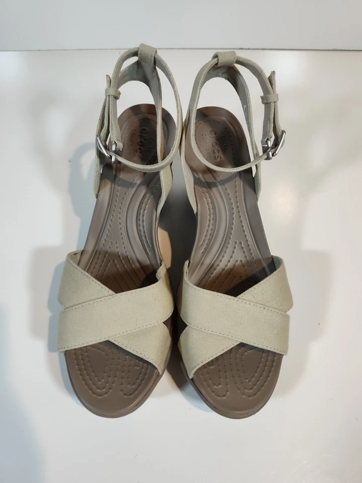 Sandalias de cuña de tobillo con correa cruzada Crocs Leigh II para mujer talla 11 Tan 204950 NWOT Foto 2 de 4