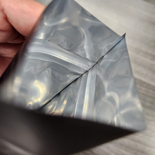Smell Proof Stand up Bags Aluminum Foil Resealable Zip Lock 4x6x2.5 (100 pcs) - Picture 5 of 6