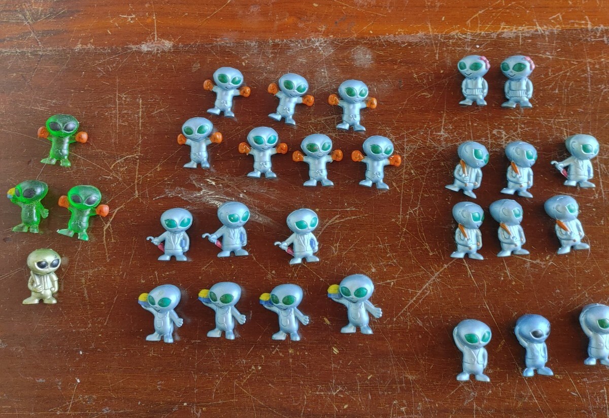 Vintage 1990s Sports ALIENS Mini Figures 1