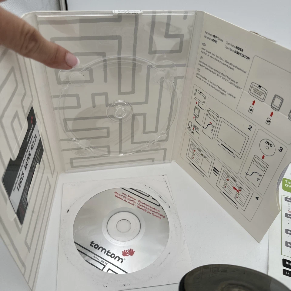 TOM TOM GO 700 GPS Bundle w/ Car Mount Charger And Remote & Wall Charger - Image 2 of 4