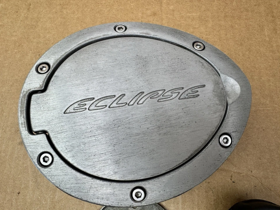 2006-2012 Mitsubishi Eclipse porta de tanque de combustível de metal e tampa de combustível OEM cor prata - Imagem 3 de 4