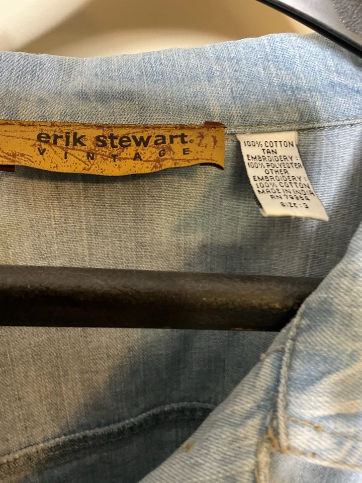 Jaqueta jeans ERIK STEWART VINTAGE BORDADA FEMININA TAMANHO 3 DESGASTADA 1890-1990’S - Imagem 2 de 4