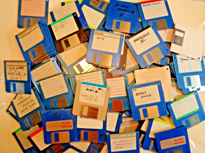 COMMODORE AMIGA -- 25 PIECE FLOPPY DISKS 3.5'' -- AMIGA - BUNDLE