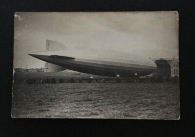 Foto Postkarte Zeppelin bei Friedrichshafen vor Start 20er Jahre