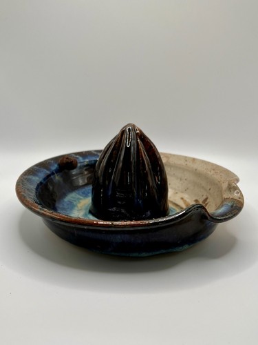 Signed Handthrown Studio Stoneware Pottery Ceramic Citrus Juicer w Spout & Strap - Picture 7 of 15