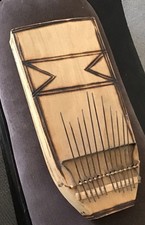 KALIMBA - Musikinstrument, handgefertigt in Simbabwe Mit Rhythmus Innenleben….