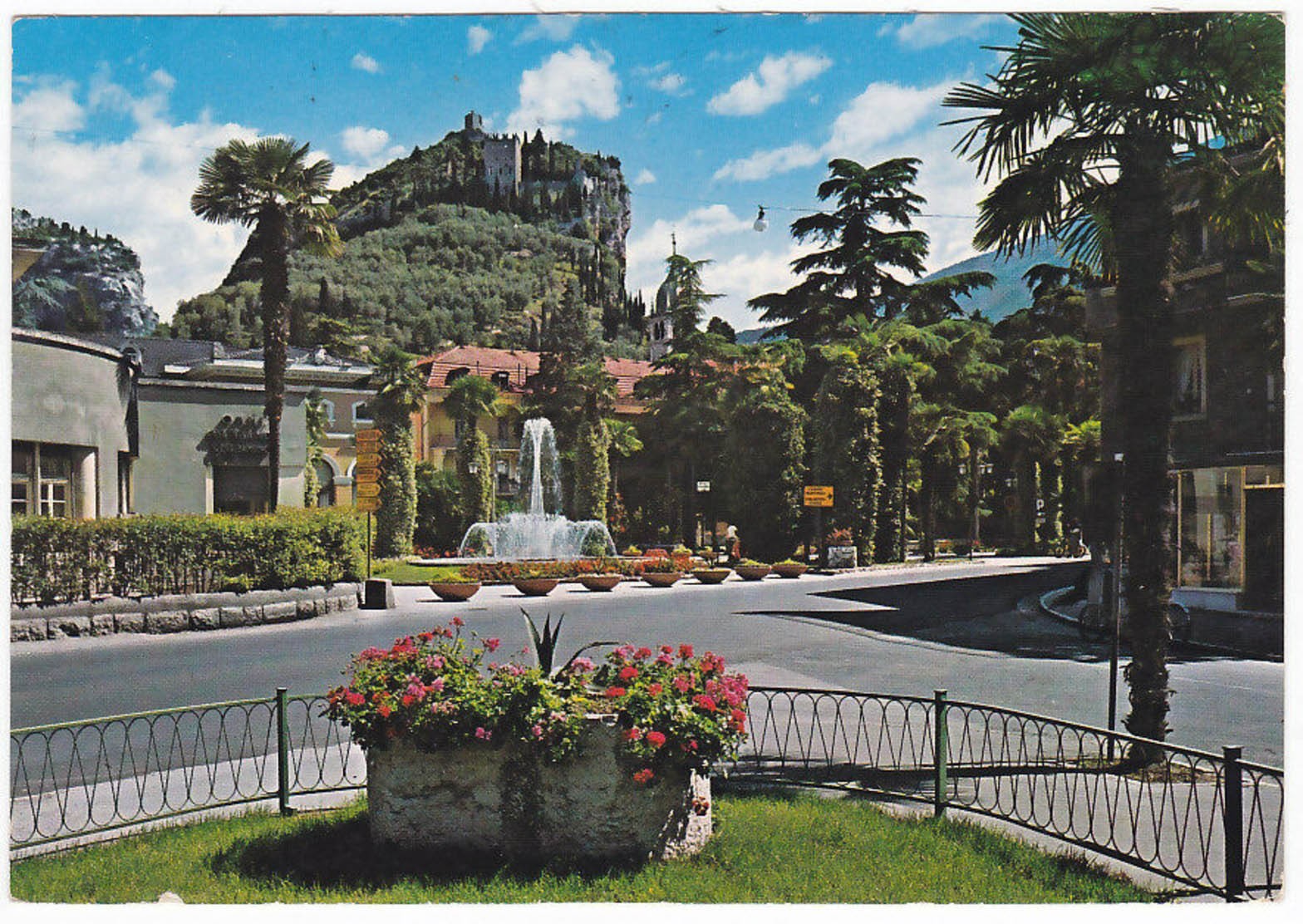 ARCO - TRENTO - FONTANA CON LO SFONDO IL CASTELLO - VIAGG. -30465-