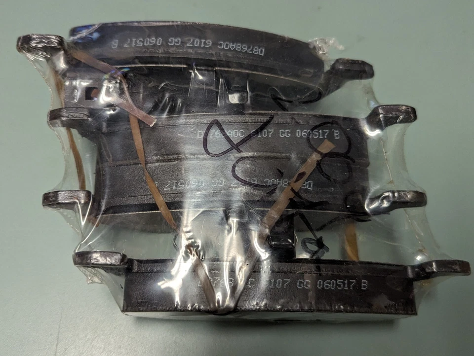 Комплект дисковых тормозных колодок VW AUDI AXMD687A - Изображение 3 из 4