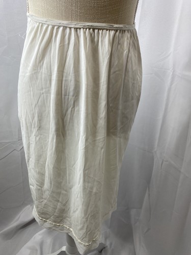 American Beauty vintage half slip Beautiful Embroidery Size Small - Picture 2 of 9