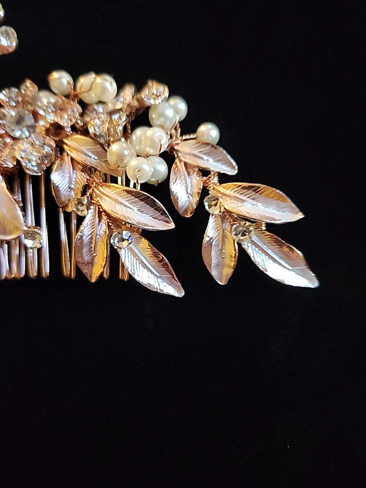 Peine de pelo nupcial oro rosa con perlas y pedrería Foto 3 de 4