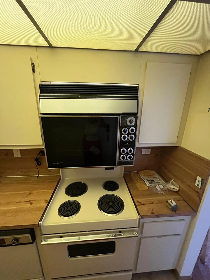 Original Vintage 50 Year General Electric Range + Oven/Microwave. Works Perfect! - Image 2 of 4