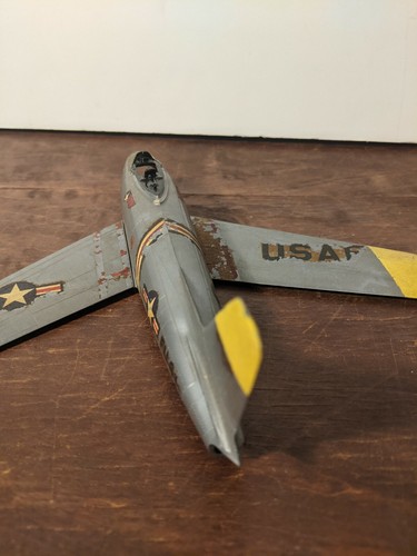 Modelo de avión vintage F-86 avión de combate sable jet plástico construido por la USAF década de 1960? - Imagen 8 de 12