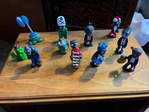 Plants vs. Zombies PVC Toy Lot - 11 Figures 2-4 inch - Picture 1 of 8