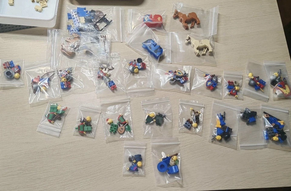 LEGO 10305 Lion Knights' Castle 90th Anniversary Medieval All 21 Minifigures - Image 2 of 2