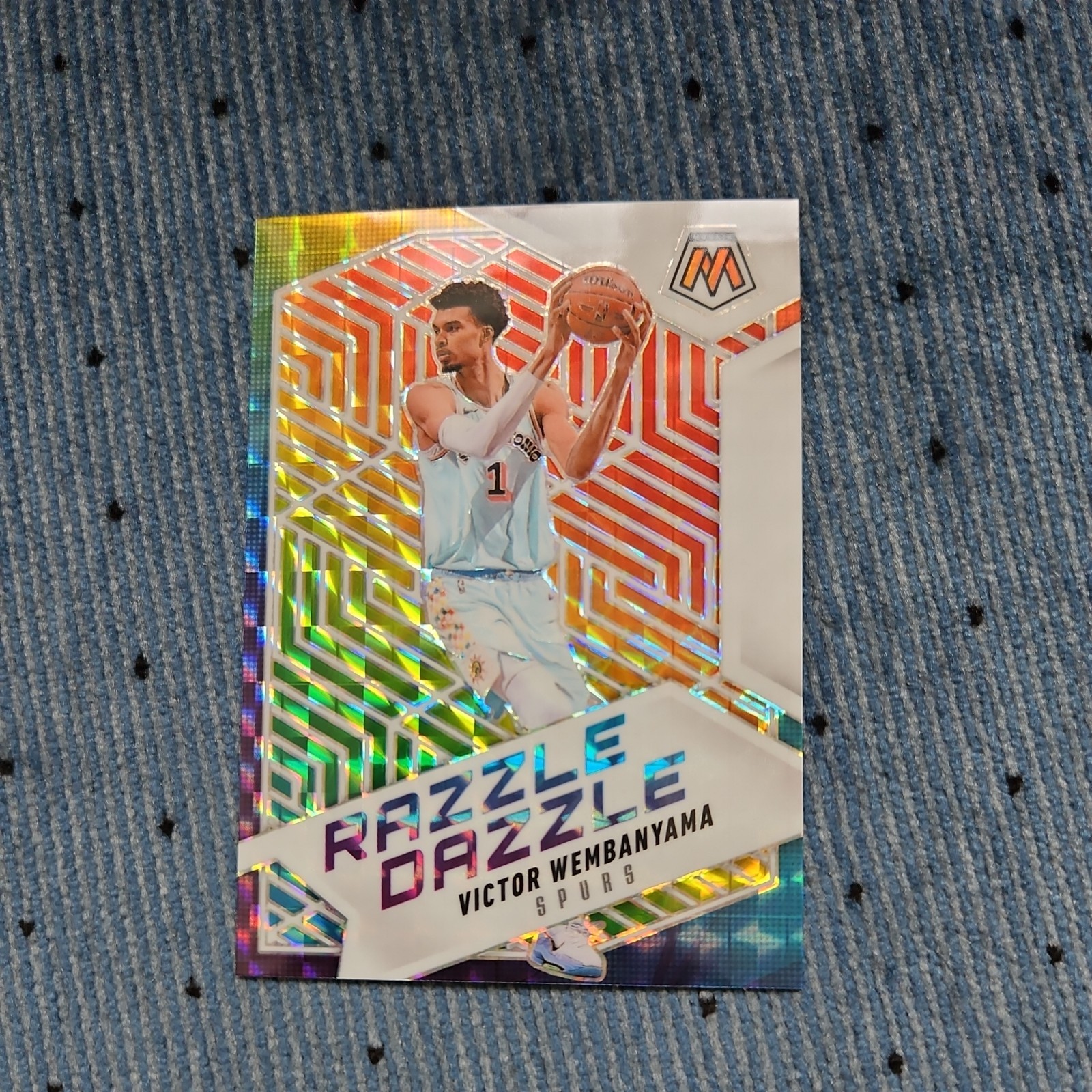 VICTOR WEMBANYAMA 2024-25 MOSAIC RAZZLE DAZZLE PRIZM